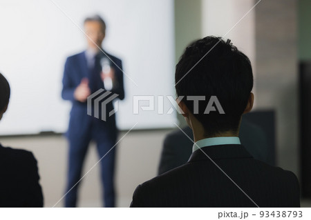 スピーチするグレイヘアの男性 93438793