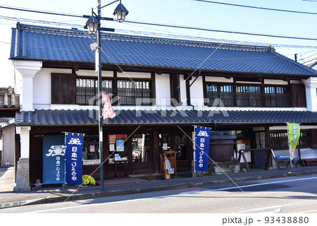 群馬県みどり市　大間々町の日本一しょうゆ店と青空 93438880