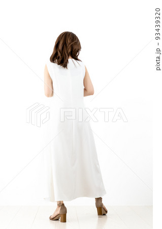 白のワンピースを着た若い女性の後姿 93439320
