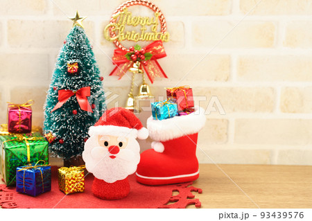 クリスマスプレゼントを持ってきたサンタクロース クリスマスプレゼントを持ってきたサンタクロース 93439576