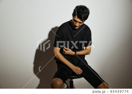 スポーティーなファッションの男性 スポーティーなファッションの男性 93439774