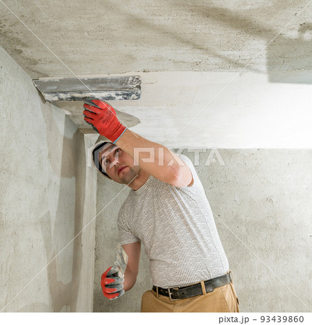 lime plaster for leveling the walls, the master makes repairs in the room. 93439860
