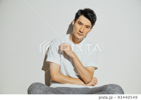 スポーツファッションの男性 93440549