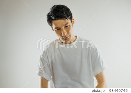 ハンサムな男性のさわやかなイメージ 93440746