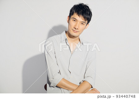 ハンサムな男性のさわやかなイメージ 93440748