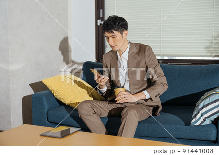 ビジネス電話をする男性 93441008