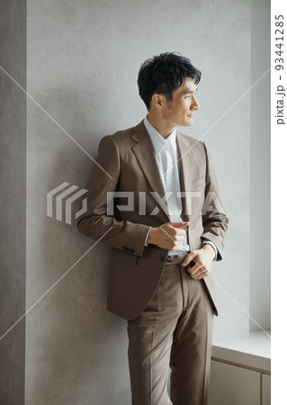 高層ビルの窓際のビジネスマン 93441285