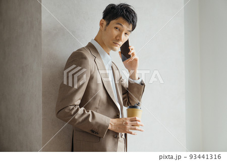 高層ビルの窓際のビジネスマン 93441316