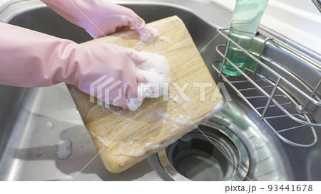 キッチンで皿洗いをする主婦 93441678