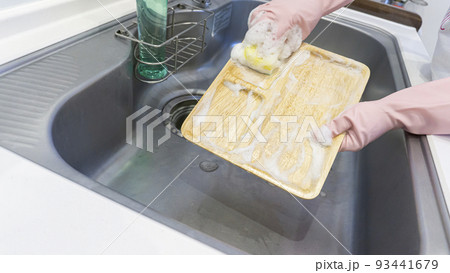 キッチンで皿洗いをする主婦 キッチンで皿洗いをする主婦 93441679