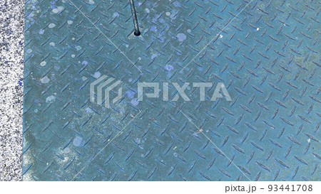 古い錆びた縞鋼板のテクスチャ 93441708