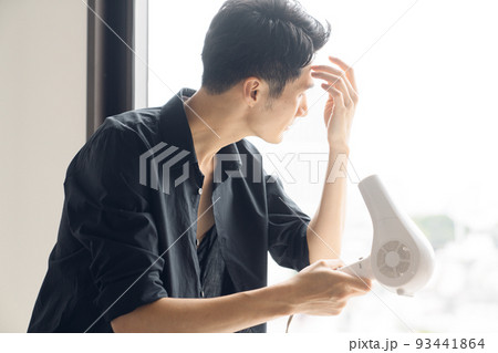ドライヤーで髪を乾かす男性 ドライヤーで髪を乾かす男性 93441864