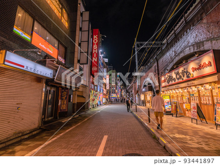日本の東京都市景観 5週世界最多。343人全国の死者数過去最多。神田駅西口の飲み屋街=8月23日 日本の東京都市景観 5週世界最多。343人全国の死者数過去最多。神田駅西口の飲み屋街=8月23日 93441897
