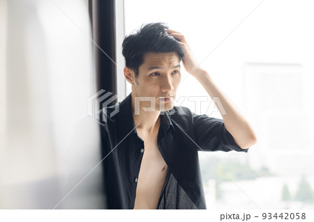 髪を整える男性 髪を整える男性 93442058
