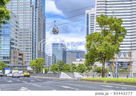 横浜桜木町の都市風景 ロープウェイとランドマークタワー 横浜桜木町の都市風景 ロープウェイとランドマークタワー 93443277