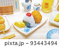 ミニチュアで再現した居酒屋の店内と2個のおにぎりを中心に添えた様々な食べ物のミニチュア ミニチュアで再現した居酒屋の店内と2個のおにぎりを中心に添えた様々な食べ物のミニチュア 93443494