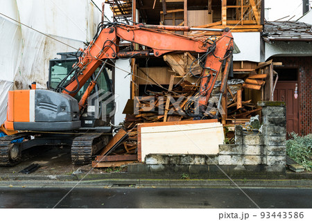 家屋解体工事現場　重機パワーショベル 93443586