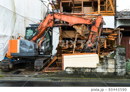 家屋解体工事現場　重機パワーショベル 93443590