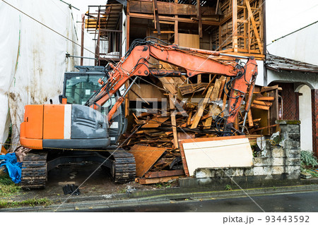 家屋解体工事現場　重機パワーショベル 93443592