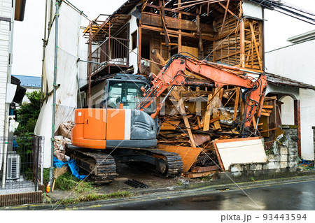 家屋解体工事現場　重機パワーショベル 93443594