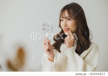 鏡を見る女性 鏡を見る女性 93444027