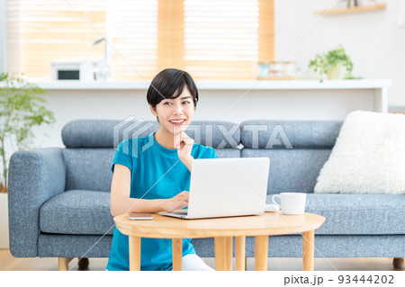 リビングでテレワークをする女性 93444202