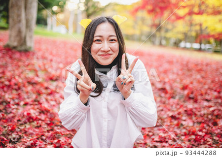 真っ赤な紅葉の絨毯 93444288