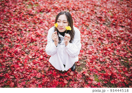 紅葉にテンションが上がる女性 93444518