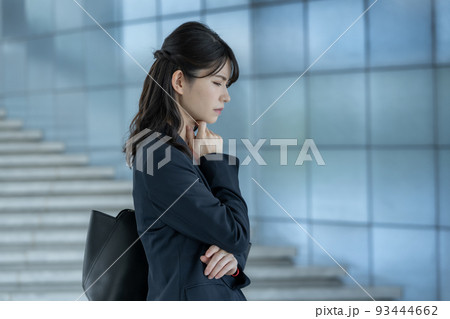 落ち込む若い女性 93444662