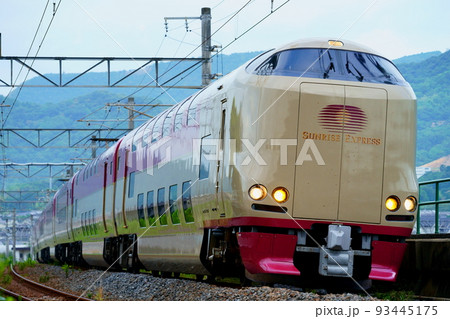 高松貨物ターミナル駅付近を走行する「サンライズ瀬戸」 高松貨物ターミナル駅付近を走行する「サンライズ瀬戸」 93445175