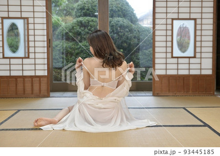 古民家の和室に座る白いランジェリーを着た若い女性の後ろ姿 古民家の和室に座る白いランジェリーを着た若い女性の後ろ姿 93445185
