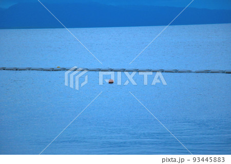 石垣島 フサキビーチよりプライベートエリアを望む カクレクマノミの位置を示すブイが見える。 石垣島 フサキビーチよりプライベートエリアを望む カクレクマノミの位置を示すブイが見える。 93445883