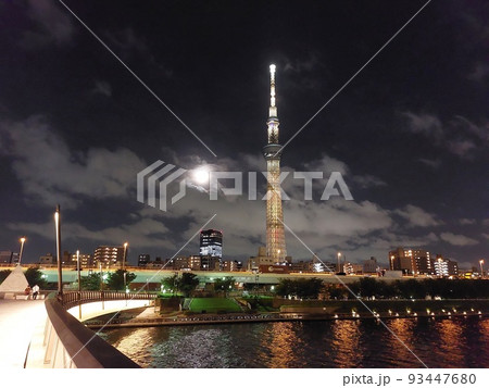 桜橋から見るスカイツリーと十三夜のお月様 桜橋から見るスカイツリーと十三夜のお月様 93447680