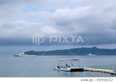 石垣島　フサキビーチより海上保安庁巡視船を望む 93448152