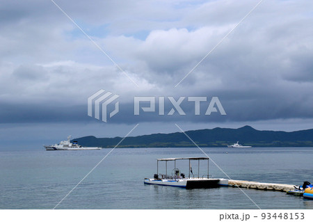 石垣島　フサキビーチより海上保安庁巡視船を望む 93448153