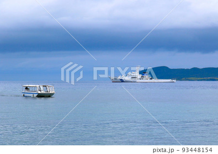 石垣島　フサキビーチより海上保安庁の巡視船を望む 93448154