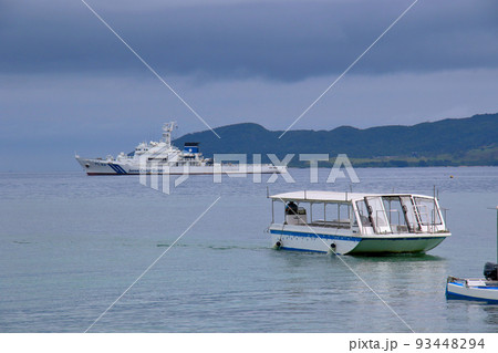 石垣島　フサキビーチより海上保安庁の巡視船を望む 93448294