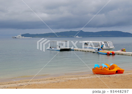 石垣島 フサキビーチより海上保安庁の巡視船とグラスボートを望む 石垣島 フサキビーチより海上保安庁の巡視船とグラスボートを望む 93448297