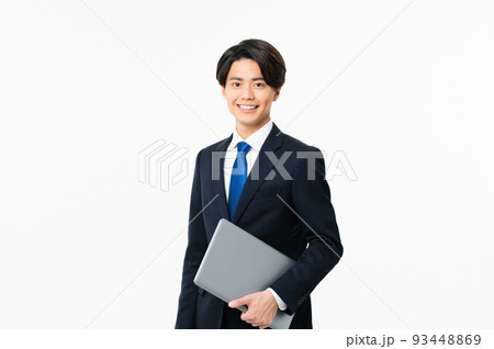 パソコンを持つ若いビジネスマン 93448869