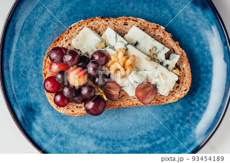 Toast with blue cheese and grapes 93454189