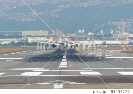 伊丹空港を離陸する旅客機 93454270