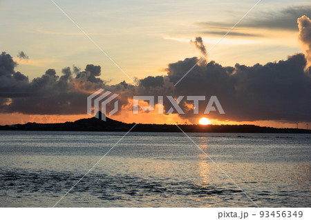 伊江島と夕陽 93456349