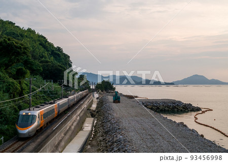 【予讃線】工事中の海岸線を走行する特急列車 【予讃線】工事中の海岸線を走行する特急列車 93456998