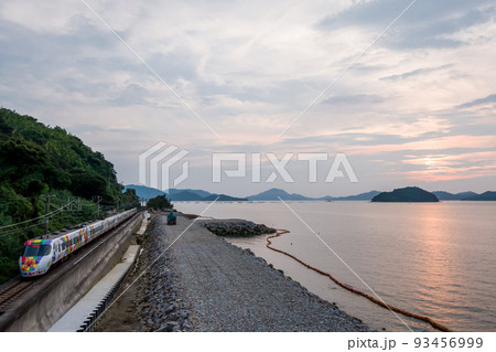 【予讃線】工事中の海岸線を走行する特急列車 【予讃線】工事中の海岸線を走行する特急列車 93456999