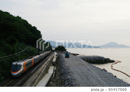 【予讃線】工事中の海岸線を走行する特急列車 【予讃線】工事中の海岸線を走行する特急列車 93457000