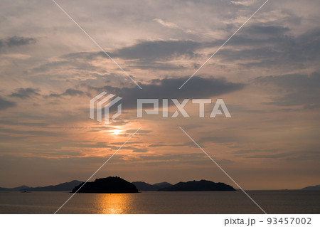 【夕陽】亀笠島と志々島と夕日 93457002