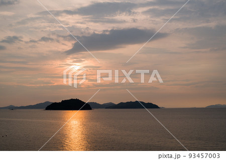 【夕陽】亀笠島と志々島と夕日 93457003