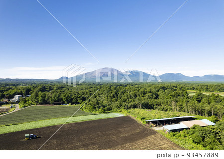 浅間山と野菜畑　北軽井沢方面から望む　 93457889