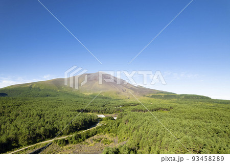 北軽井沢方面から望む浅間山　空撮　 93458289