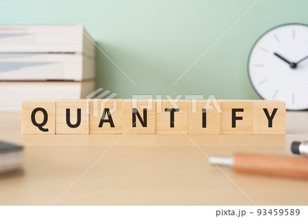 測定・測量のイメージ｜「QUANTIFY」と書かれたブロックが置かれたデスク 93459589